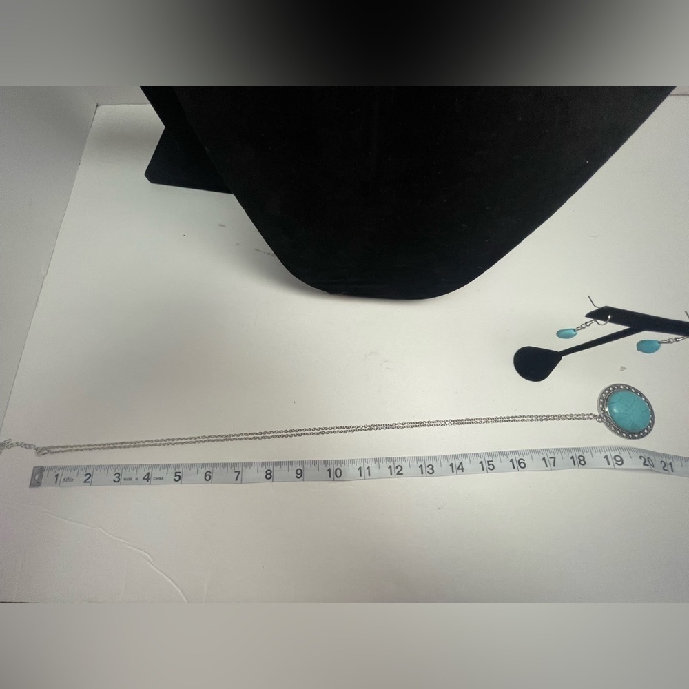 Very long silver tone chain with faux turquoise round pendant and earrings - Picture 6 of 6